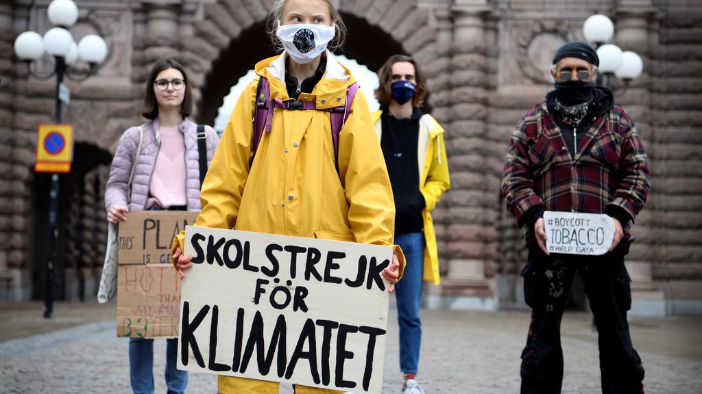 Greta Thunberg og hendes gule regnfrakke kommer på frimærke