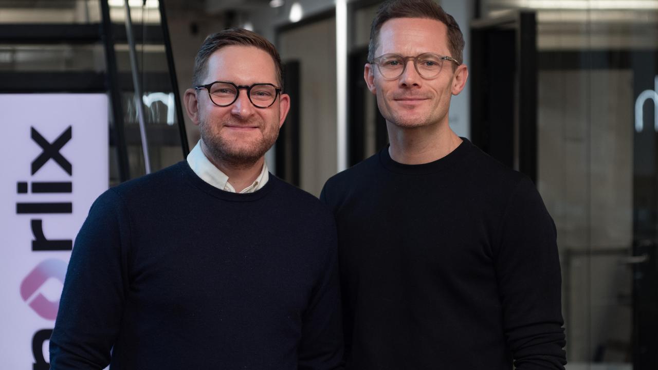 David Harboe og Jens Grønlund foran Norlix-skiltet