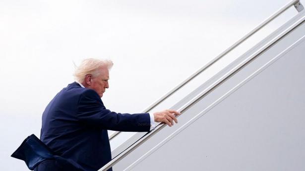 Billedet viser Trump gå om bord på Air Force One-fly søndag i Palm Beach International Airport, som skal omdøbes til President Donald J. Trump International Airport.