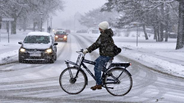 En cyklist under massivt snevejr tidligere på måneden i Aalborg. Nu er der igen varslet snestorm, og det presser energipriserne.