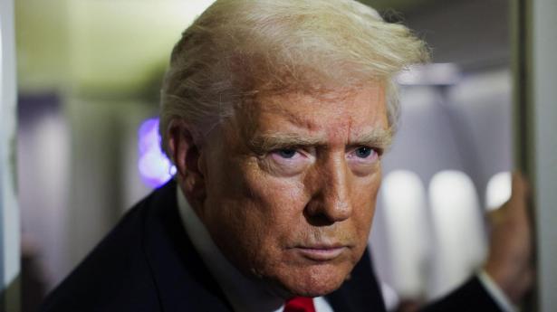 Præsident Donald Trump på vej på thanksgiving-ferie i Florida ombord på Air Force One. En ny analyse viser, at Trumps hævntog mod sine fjender synes at være uden ende.