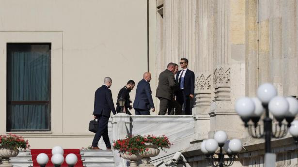 Den ukrainske delegation ankommer til Ciragan-paladset i Istanbul forud for tredje runde af fredsforhandlinger med Rusland.