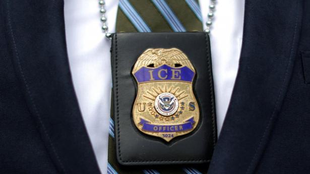 Billede fra 2018 i Californien viser et ICE-skilt på en betjent fra immigrationsmyndigheden. ICE forventer i 2026 en stigning i antallet af aktioner og anholdelser af migranter.