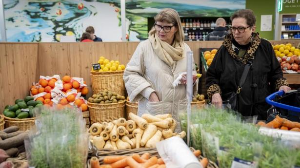 Kunder ser sortimentet an i supermarkedet Alma.