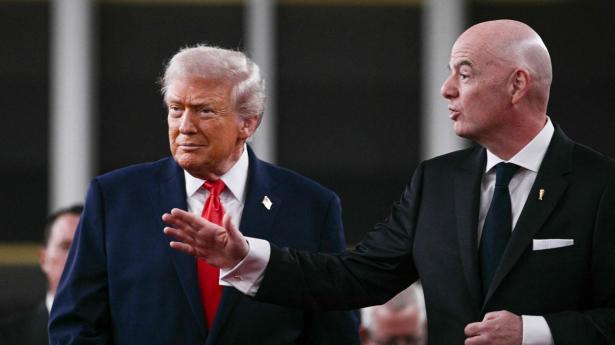 Donald Trump og Fifa-præsident Infantino har udviklet et venskabeligt forhold. Her ankommer de sammen til fredagens lodtrækning i Washington D.C.