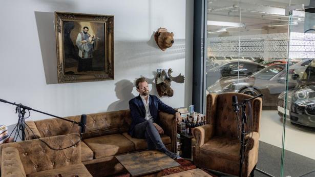 YouTube-kanalen Granturismo Cars, som Joachim Stender driver, og som er knyttet til leasingselskabet af samme navn, er på få år blevet Danmarks største danske bilkanal. Omkring 100.000 danskere ser med hver uge.