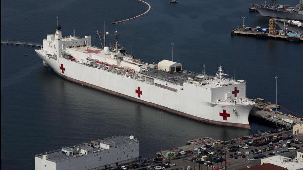 Trump skrev i opslag på Truth Social, at et hospitalsskib skal til Grønland, med et AI-foto af USNS “Mercy”.