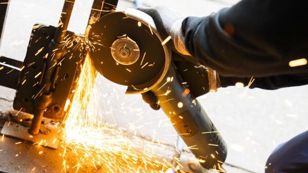 Byggeriet lå lidt stille i februar på grund af hårdt vintervejr. Men der er kommet gang i den i marts, og det trækker ledigheden nedad, vurderer Dansk Erhverv.