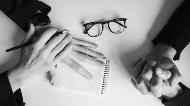 Djøf og IDA vil konkurrenceklausuler til livs. Når en erfaren medarbejder ikke kan skifte job uden risiko for karantæne, bliver det dyrere for virksomheder at rekruttere.