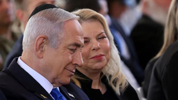 Benjamin Netanyahu og hans hustru Sara Netanyahu er tiltalt sammen i en af de tre sager, der verserer mod Israels premierminister. 