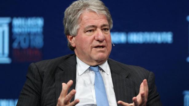 Leon Black er medstifter af Apollo Global Management, men måtte træde tilbage som adm. direktør i 2021, efter det viste sig, at han over årene havde betalt 158 mio. dollar i honorarer til Jeffrey Epstein.