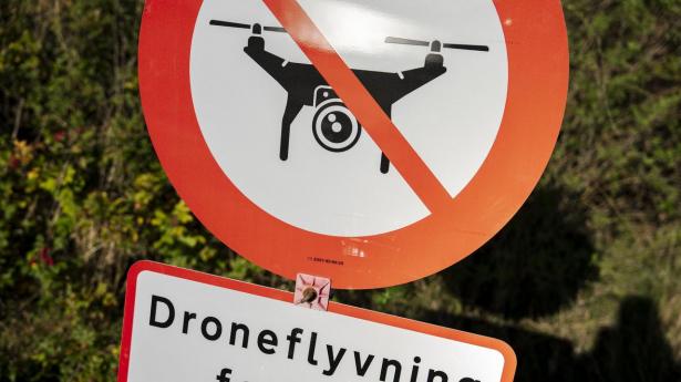 Flere droner over danske lufthavne i efteråret var et wakeupcall i Danmark. Det gav i oktober et totalforbud mod droner i dansk luftrum. Siden har danske topchefer skruet op for sikkerheden for at kunne stå i mod nye angreb.