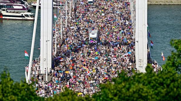 Titusinder går i første Pride-march efter Orbáns afgang i Ungarn