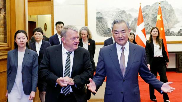 Udenrigsminister Lars Løkke Rasmussen (M) og Kinas udenrigsminister Wang Yi mødtes i Beijing i sidste uge i anledningen af 75 året for diplomatiske relationer mellem Danmark og Kina.