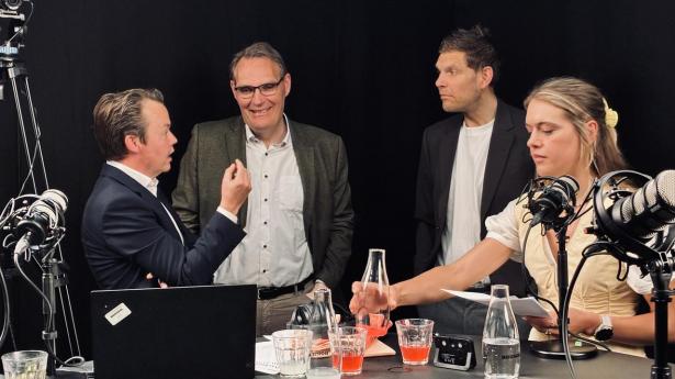 Investorer advarer om risiko for en boble i chipaktierne. Fra venstre: Investorredaktør Simon Kirketerp, Henrik Henriksen, der er chefstrateg hos kapitalforvalteren Petersen & Partners, Lars Hytting, der er investeringsstrateg i Arthascope, og journalist Anine Holmelund Frandsen.