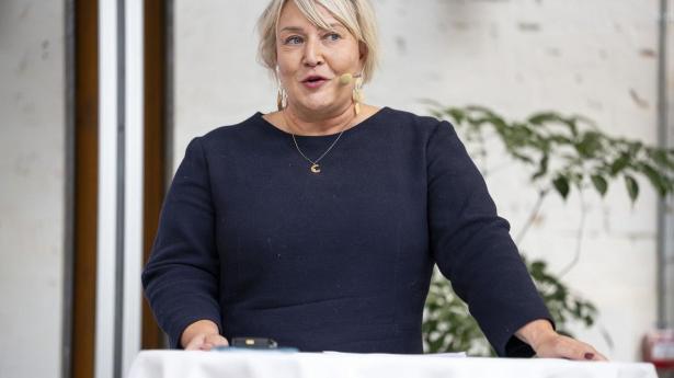 Digitaliseringsminister Christina Egelund (M) er glad for, at EU-Kommissionen vil fremlægge forslag om forbud mod sociale medier for børn og unge.