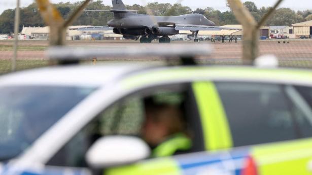 Britisk politi var tirsdag til stede ved militærbasen Fairford. Iran afviser torsdag, at man har været involveret i en hændelse ved basen og kalder den britiske ambassadør til samtale.