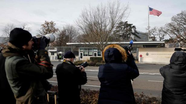 Journalister samles uden for USA’s mission i Genève den 23. november 2025 forud for drøftelser om en amerikansk plan for at afslutte krigen i Ukraine.  