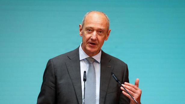 Siemens profiterer på øgede AI-investeringer og hæver prognose