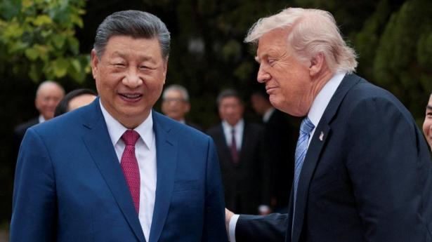 Donald Trump skiftede overraskende kurs over for Taiwan under topmødet med Kinas præsident Xi Jinping. Han valgte at gå imod sin egen sikkerhedsstrategi fra december 2025.