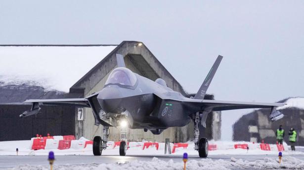 Et norsk F-35-kampfly på Keflavik Air Base i Island, der ikke har eget forsvar, men beskyttes af USA og Nato-styrker.