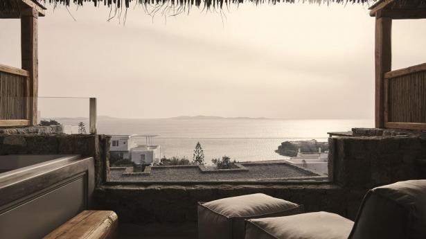 Mykonos er blevet synonym med fest. Men nordpå findes en fredelig perle