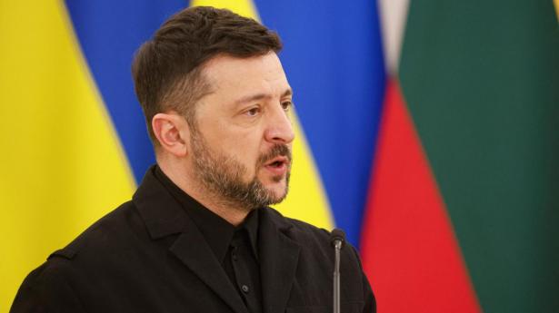Ukraines præsident, Volodymyr Zelenskyj, taler under et pressemøde i Vilnius, Litauens hovedstad.