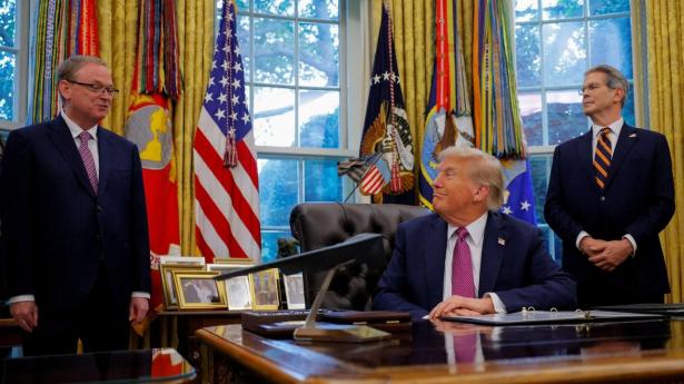 Kevin Hassett (tv.), direktøren for præsident Trumps økonomiske råd, National Economic Council (NEC), anses som favorit til at overtage posten som chef for den amerikanske centralbank.
