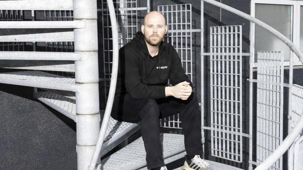 Medstifter og topchef i betalingsvirksomheden Flatpay, Sander Janca-Jensen, står efter godt fire og et halvt år i aktion i spidsen for 2500 ansatte i syv europæiske lande og har mere end 100.000 kunder i alt.