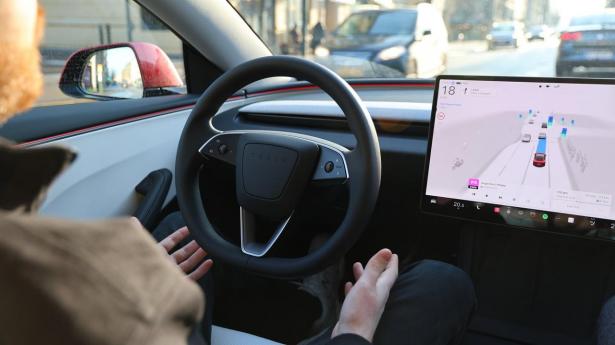 Kørslen overvåges af en chauffør, der har ansvaret og kan gribe ind efter behov. Under testen på 60 minutter var det ikke nødvendigt at gribe ind af sikkerhedsmæssige årsager.