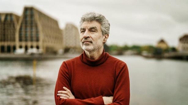 “Når folk først forstår, at deres børns fremtid kan blive taget fra dem, vil de kræve, at deres regeringer handler,” siger Yoshua Bengio om de problemer, som AI kan skabe. Han opfordr