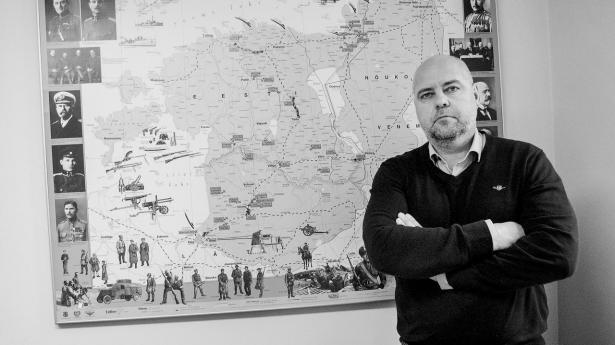 Marek Kohv, militær ekspert i den estiske tænketank International Center for Defence and Security, siger, at det lille baltiske land nu har en langt mere offensiv strategi med øjeblikkeligt modangreb ind i Rusland, hvis den store nabo vil invadere Estland.