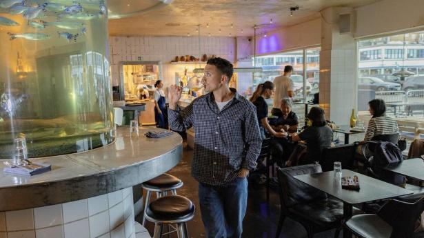 Til stamsteder taler vi med David Andersen der – sammen med sin hustru – ejer og driver Sonny. Caféerne i indre by, Frederiksberg og nu også Østerbro. Et af hans stamsteder er Kødbyens fiskebar. Foto: Simon Fals