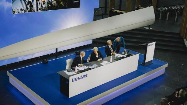 Generalforsamling hos Vestas A/S 2025. På billedet: Administrerende direktør, Henrik Andersen (tv) og formand for bestyrelsen Anders Runevad (nr. 2 fra venstre).