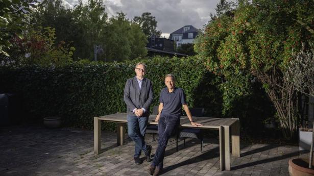 Henrik Taudorf Lorensen (briller) og Tue Mantoni har lavet en webapp, der skal hjælpe bestyrelsesmedlemmer i brugen af AI.