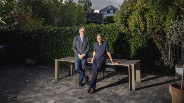 Henrik Taudorf Lorensen (briller) og Tue Mantoni har lavet en webapp, der skal hjælpe bestyrelsesmedlemmer i brugen af AI.