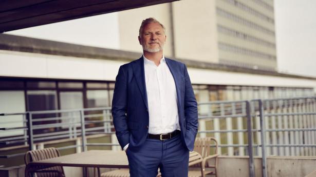 Mikkel Hemmingsen, adm. direktør i Sund & Bælt, lægger nu op til en forskudt åbning af Femern-forbindelsen. Det giver ikke mening at haste togforbindelsen igennem, når tyskerne alligevel ikke bliver klar, siger han.