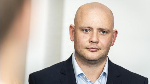 "Med den her øvelse får vi nu ryddet op i godt 70 procent af alle de fejlramte gældsposter og bruger i stedet kræfterne på at inddrive den gæld, som rent faktisk kan inddrives, og som giver penge i kassen," siger Jakob Engel-Schmidt.