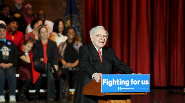 Warren Buffett fratrådte sidste år som adm. direktør i investeringskonglomeratet Berkshire Hathaway. Han er stadig formand for selskabet.