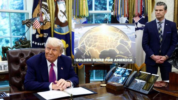 USA's præsident, Donald Trump, præsenterede i maj sin plan for et luftforsvarssystem kaldet "Golden Dome". Ved hans side står landets forsvarsminister, Pete Hegseth. 