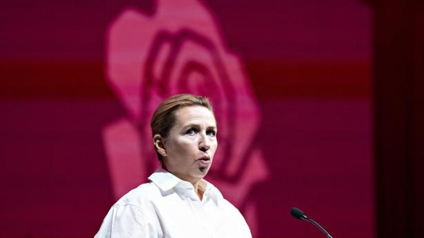 Socialdemokratiet med dets formand og statsminister Mette Frederiksen har svært ved at formulere en ny politisk retning. Udspil som Arne-pension og udrejsecentre fra 2016 bliver stadig ved med at køre i repeat. Det stod klart efter en lettere tam partikongres.