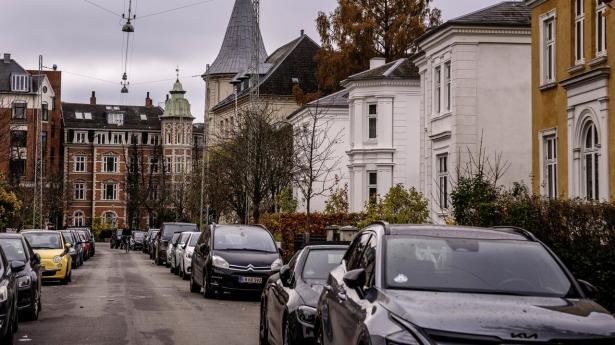 Bor du i et dyrt hus, hvor priserne stadig stiger, kan din gæld i form af indefrysning af boligskat løbe op i millioner over de næste 20 år.