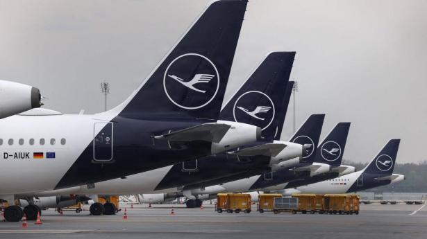 Lufthansa-fly står stille i Münchens internationale lufthavn, da hundredvis af afgange er aflyst grundet strejkende piloter. 