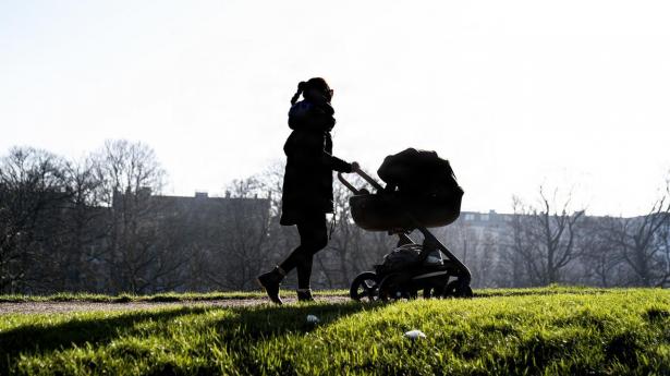 Færre unge kvinder bor i ejerbolig. Det er dårligt nyt for børnetallet