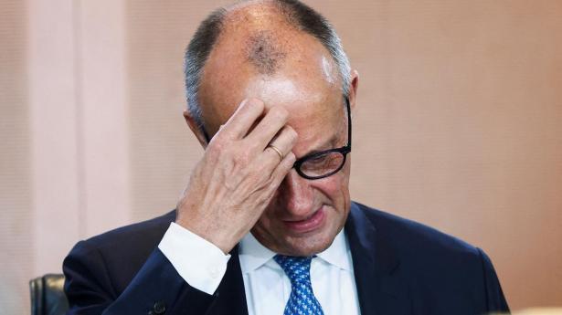Den tyske kansler Friedrich Merz er kommet gennem sommeren med den ene problemfyldte sag efter den anden. Nu kommer kritikken også fra hans egne.