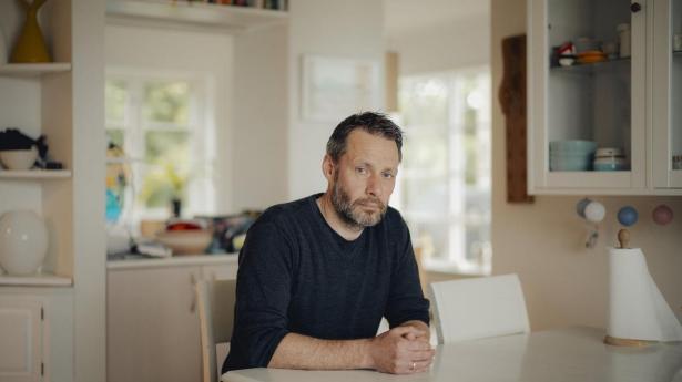 Claus Petersen har levet på et yderst skrabet budget, siden han i 2022 brændte sig på medarbejderaktier.