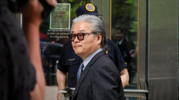 Sung Kook (Bill) Hwang, stifter af Archegos Capital Management, ved domstolen på Manhattan, hvor han stod anklaget for flere forhold. Han endte med en fængselsdom på 18 år, hvor han nu søger benådning.