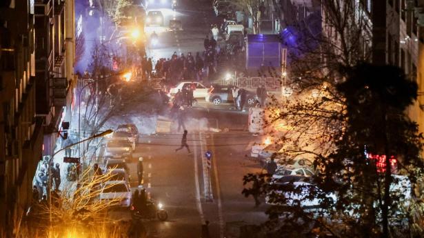 Kun få billeder af demonstrationerne i Iran slipper ud til omverdenen, fordi bl.a. internettet er afbrudt. Her er dog et foto fra en stor demonstration i Teheran den 8. januar.