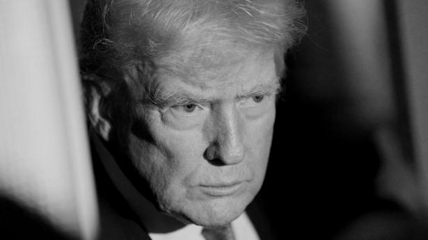 USA's præsident, Donald Trump, taler mandag her med journalister i Air Force One på vej tilbage til hovedstaden efter en lang weekend i Florida.