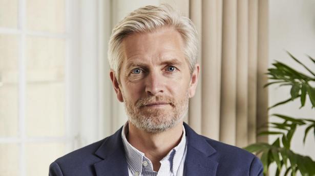 I dag er vi langt mere tilbageholdende på de sociale medier, men ikke når det gælder den nye intelligente assistent i lommen. Den må se alt, skriver Joachim Jeppesen.